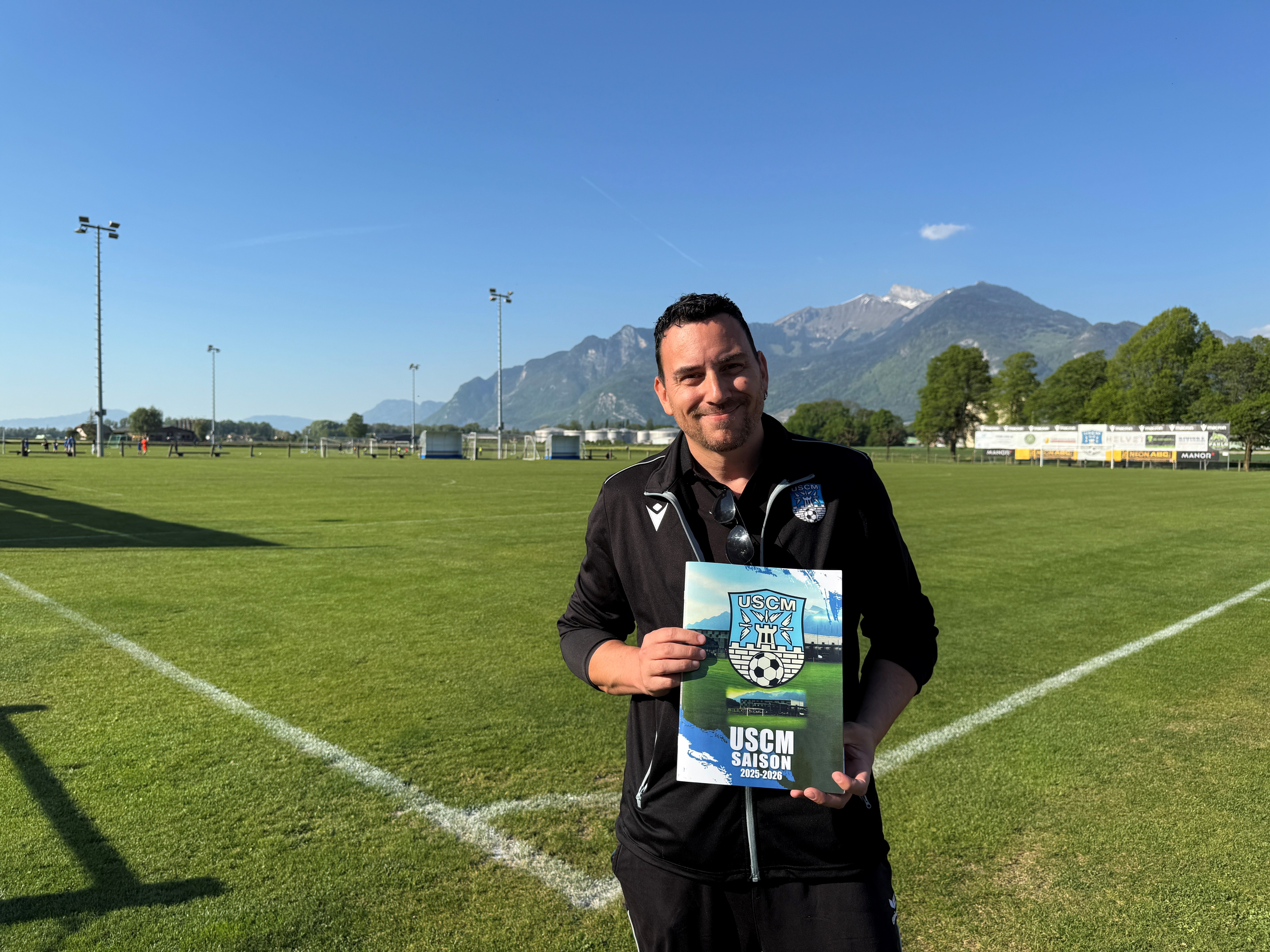 Collombey-Muraz : le club de foot USCM immortalise ses joueurs dans un album de cartes à collectionner